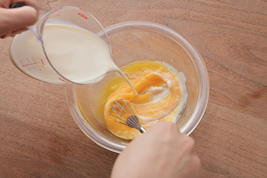ボウルに卵を割り入れ、泡立て器で溶きほぐします。甘味料を加えて混ぜ、豆乳、バニラエッセンスを加えて混ぜます。