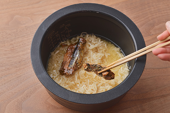 米は研ぎ、分量の水と一緒に炊飯釜に入れます。さんま蒲焼缶、しょうゆ、1を加えて30分ほど浸水させたら普通モードで炊きます。