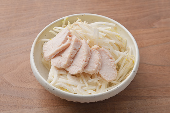 深めの耐熱容器に、凍ったままのうどん、もやし、❶のサラダチキンの順で重ねます。しょうゆ、水を加えてふんわりとラップをします。